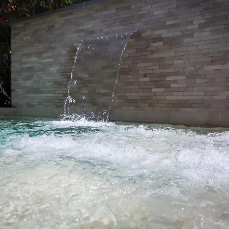 Club Koine فندق 4*