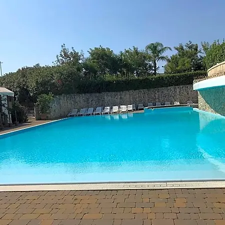Club Koine מלון